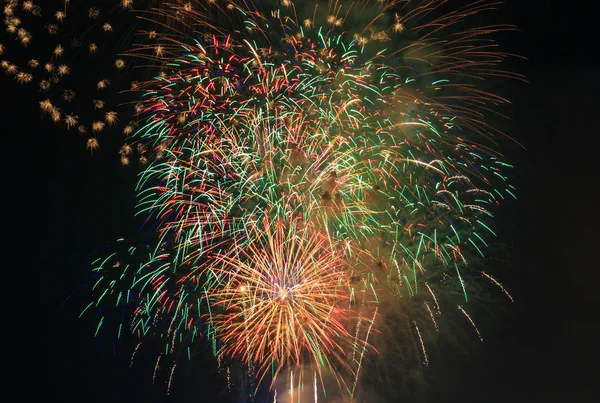 Coloridos fuegos artificiales hermosos — Foto de Stock