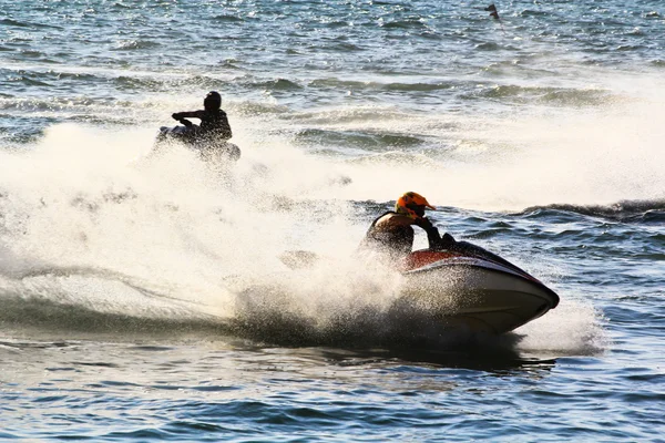 Su scooter üzerinde iki kişi — Stok fotoğraf