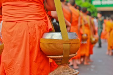 Budist rahipler turuncu giysileri 