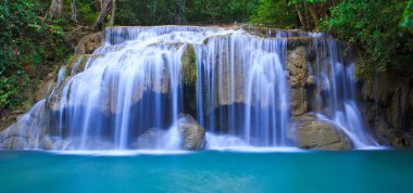 Orman şelale ve mavi akım