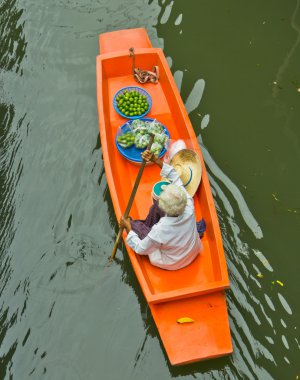 Damnoen saduak yüzen çarşı