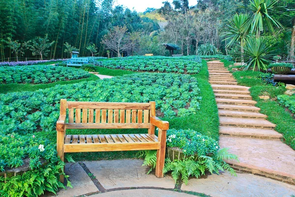 Relaxe cadeira no jardim — Fotografia de Stock