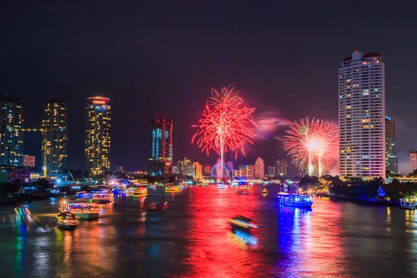 Stadsbilden fyrverkerier på Bangkok — Stockfoto