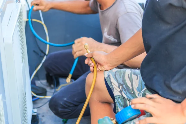 Technicians preparing to install air conditioner — Stock Photo, Image