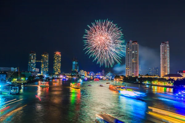 Fuegos artificiales de paisajes urbanos en Bangkok — Foto de Stock