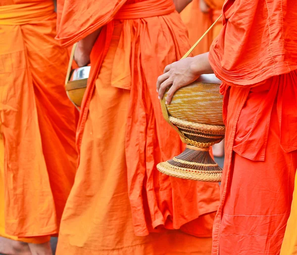 Buddhistiska munkar i orange kläder — Stockfoto