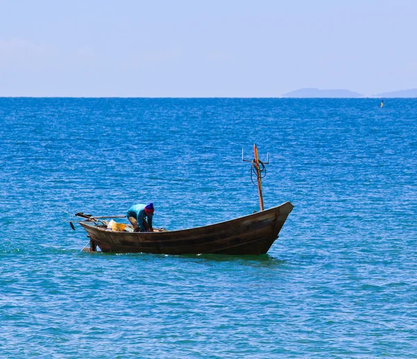 Barco de pesca no mar — Fotografia de Stock