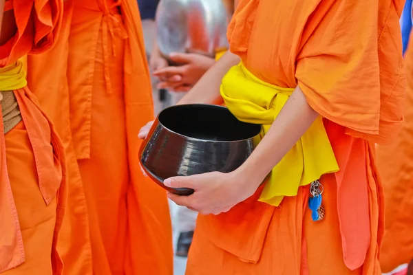 Buddhistiska munkar i orange kläder — Stockfoto