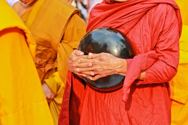 Boeddhistische monniken in oranje kleding — Stockfoto