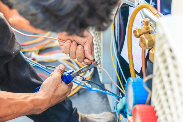 Техник, готовящийся установить кондиционер
