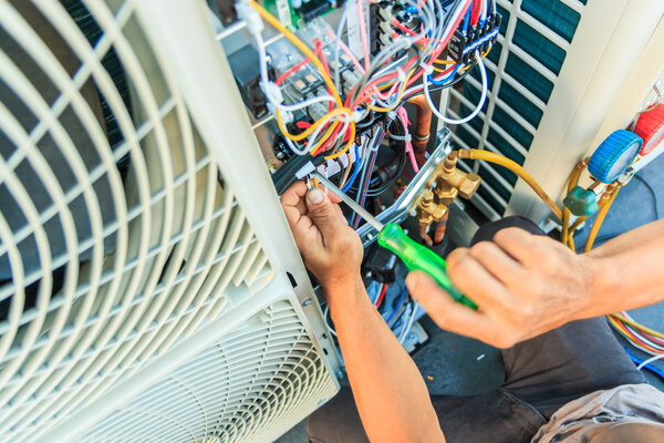 Техник, готовящийся установить кондиционер
