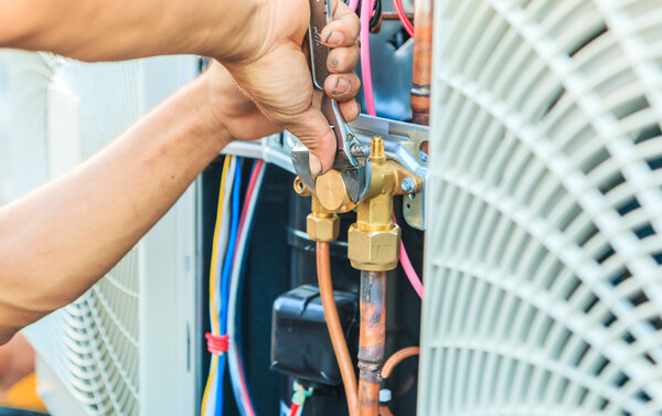 Техник, готовящийся установить кондиционер
