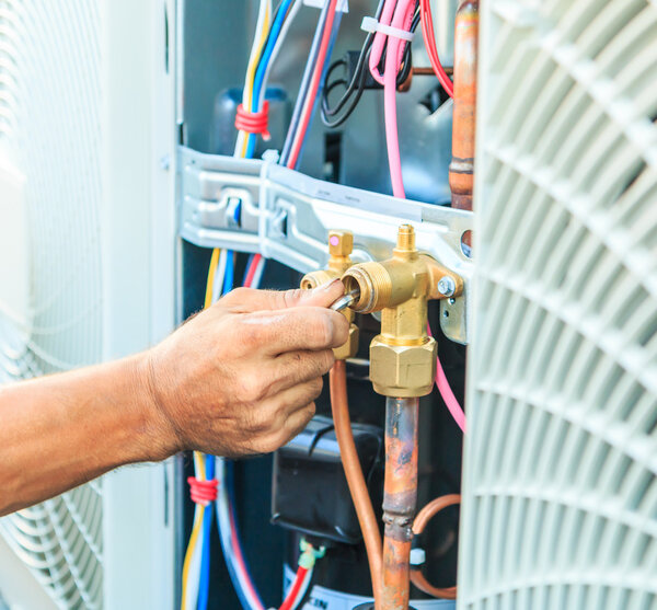 Техник, готовящийся установить кондиционер
