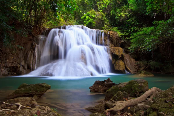 Waterval en blauwe stroom in het forest — Stockfoto