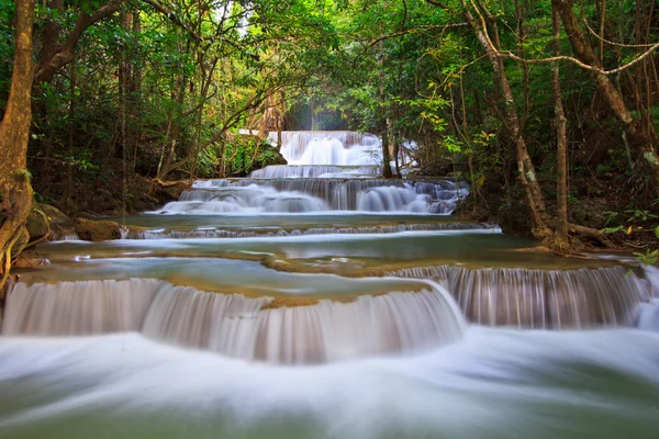 Cascade et ruisseau bleu dans la forêt — Photo