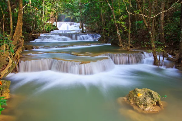 Cachoeira e fluxo azul na floresta — Fotografia de Stock