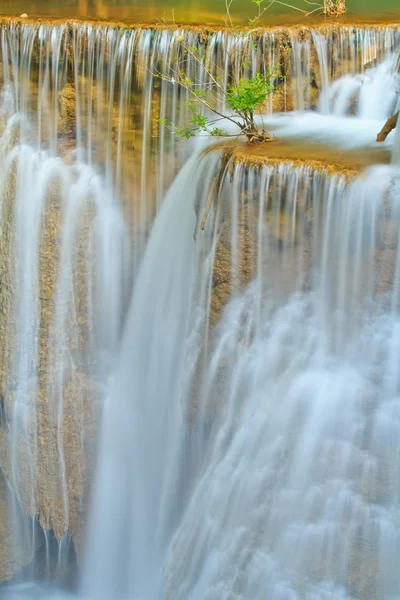 Vodopád a blue stream v lese — Stock fotografie