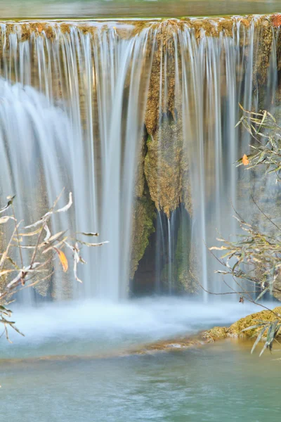 Wasserfall und blauer Bach im Wald — Stockfoto