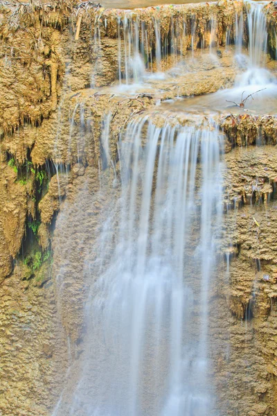 Wasserfall und blauer Bach im Wald — Stockfoto