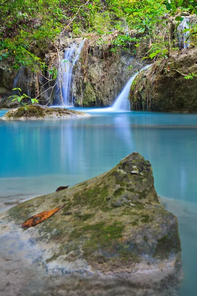 Vodopád a blue stream v lese — Stock fotografie