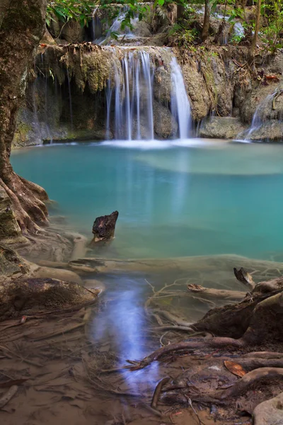 Waterval en blauwe stroom in het forest — Stockfoto