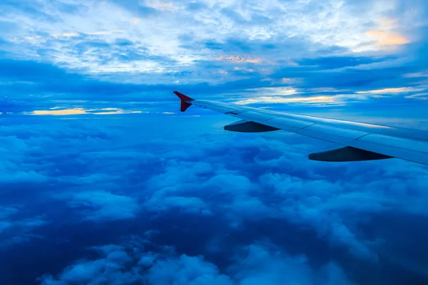 飛行機の窓からの写真 — ストック写真