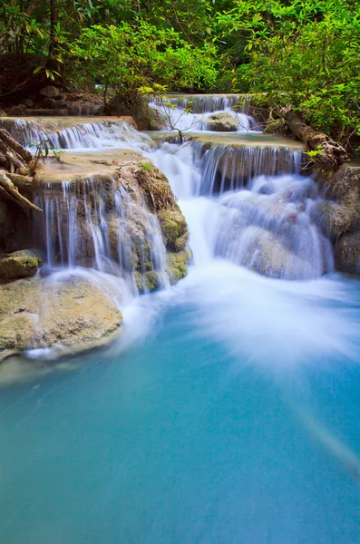 Vodopád a blue stream v lese — Stock fotografie