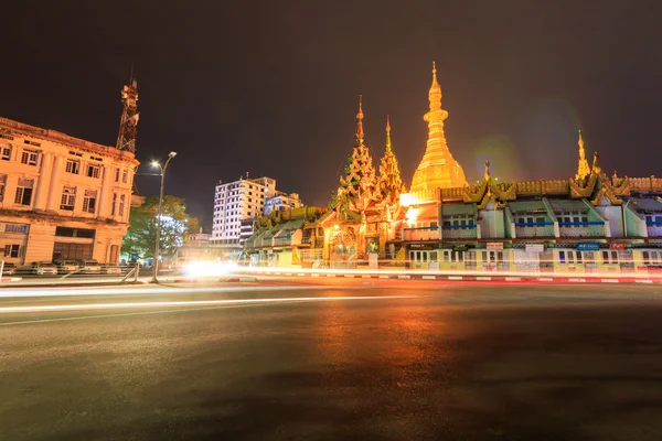 Paysage urbain de la ville de Myanmar la nuit — Photo