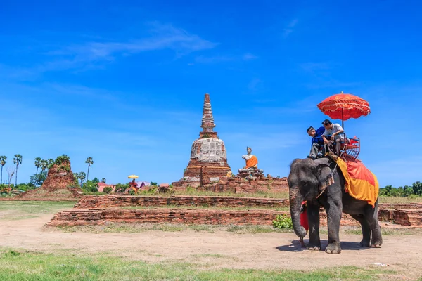 Tourists on elephant ride tour — Stock Photo, Image