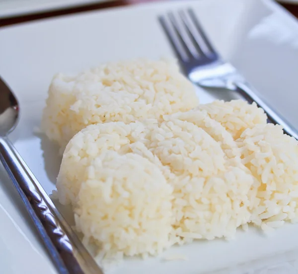 Ugotowany ryż na talerz — Zdjęcie stockowe