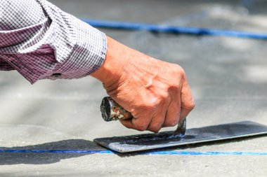 Sıvacı beton işçi pürüzsüz çimento