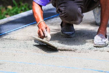 Sıvacı beton işçi pürüzsüz çimento