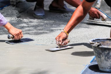 Sıvacı beton işçi pürüzsüz çimento
