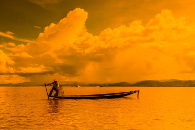 Balıkçı teknesinde balık yakalama tarafından geleneksel net