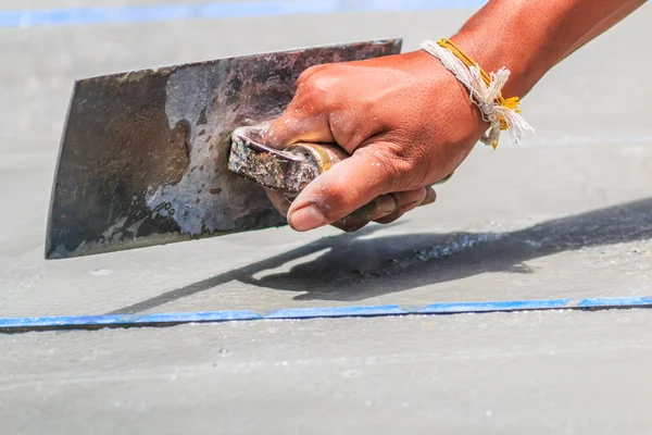 Estucador trabalhador concreto suavizar o cimento — Fotografia de Stock