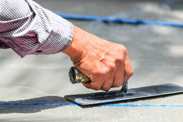 Estucador trabalhador concreto suavizar o cimento — Fotografia de Stock