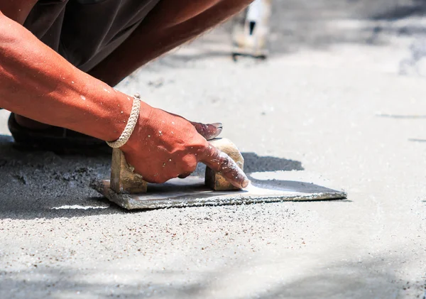 Tynkarz konkretny pracownik gładki cement — Zdjęcie stockowe