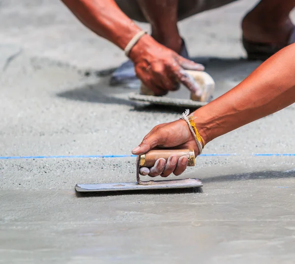 Estucador trabalhador concreto suavizar o cimento — Fotografia de Stock