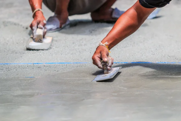 Plasterer concrete worker smooth the cement — Stock Photo, Image