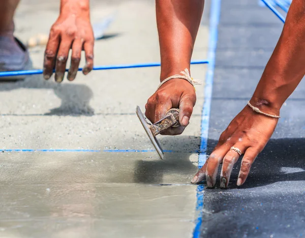 Trabajador de hormigón yesero suavizar el cemento — Foto de Stock