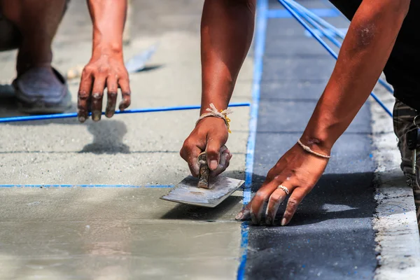 Estucador trabalhador concreto suavizar o cimento — Fotografia de Stock