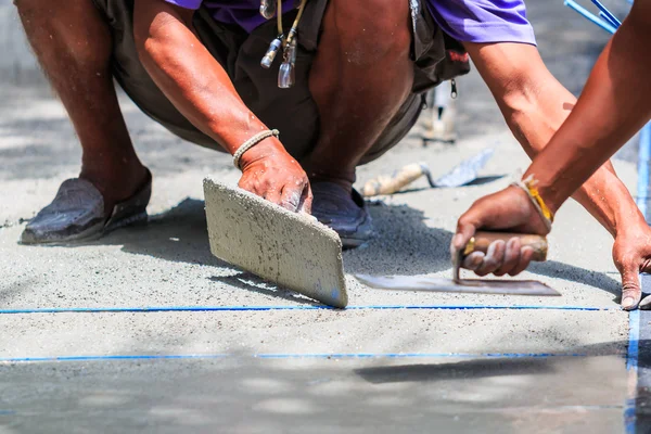 Tynkarz konkretny pracownik gładki cement — Zdjęcie stockowe