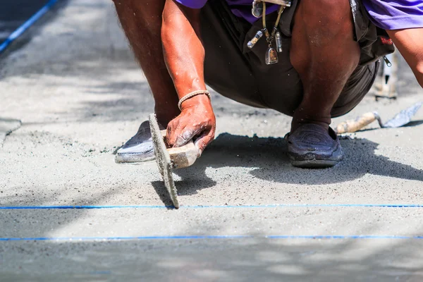 Gesso lavoratore concreto liscia il cemento — Foto Stock