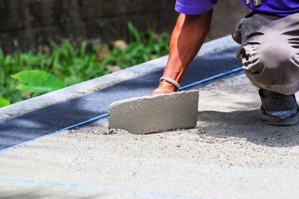 Plasterer concrete worker smooth the cement — Stock Photo, Image