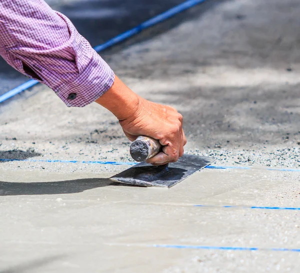 Estucador trabalhador concreto suavizar o cimento — Fotografia de Stock