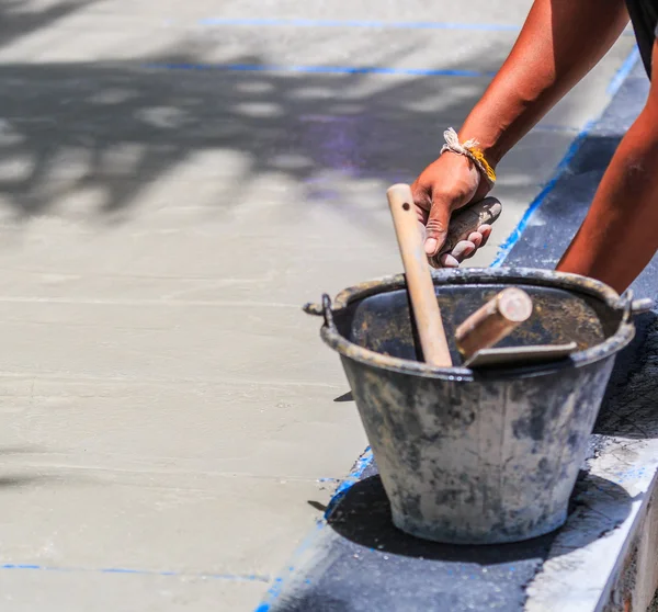 Estucador trabalhador concreto suavizar o cimento — Fotografia de Stock