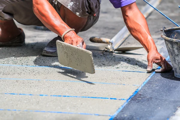 Gipser-Betonarbeiter glätten den Zement — Stockfoto
