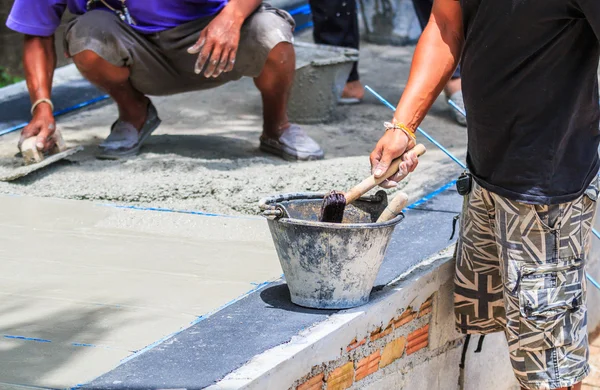 Plasterer concrete worker smooth the cement — Stock Photo, Image