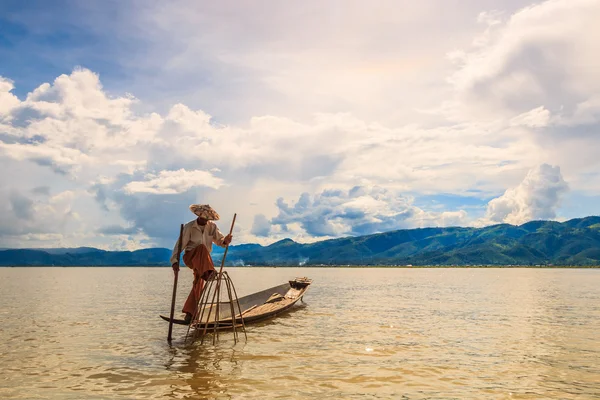 Pescador en barco captura de peces por la red tradicional — Foto de Stock