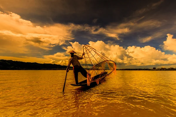 Pescador en barco captura de peces por la red tradicional — Foto de Stock